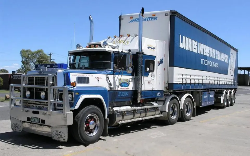 घरेलू ट्रक अपने निकास पाइपों को ऊपर की ओर क्यों नहीं रखते?